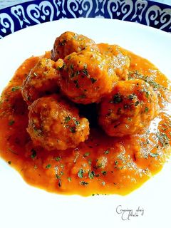 Una foto de Keftas de cordero en salsa de tomates y shoarma