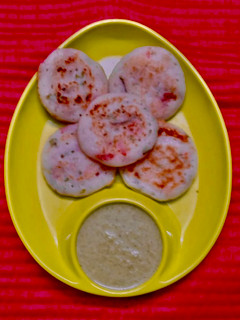 मिनी उत्तपम् (mini uttapam recipe in marathi) रेसिपी चे मुख्य फोटो