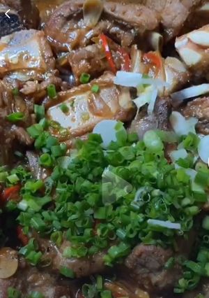 Hình của món Sườn non ram ngũ vị hương.