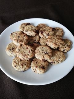 Zabpehely keksz banánnal, csokidarabokkal recept fotója