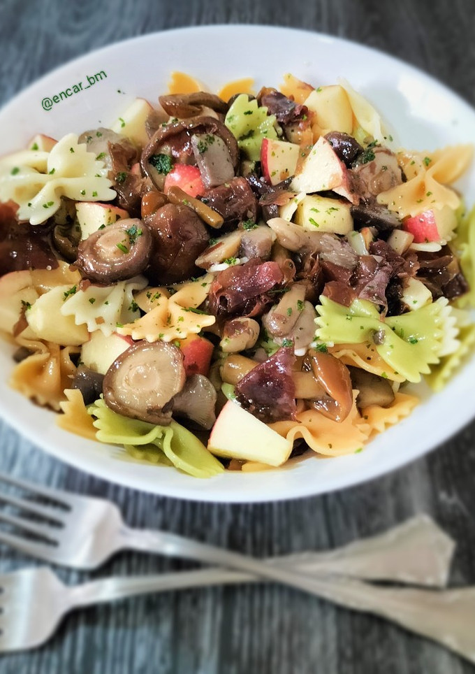 Una foto de Ensalada de farfalle tricolor con setas, alga dulse y manzana