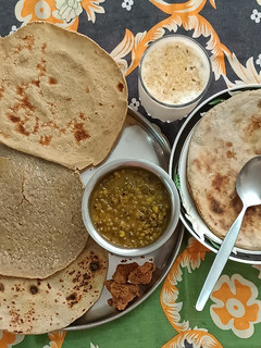 જુવાર બાજરી ના રોટલા (Jowar Bajri Rotla Recipe In Gujarati) રેસીપી મુખ્ય ફોટો