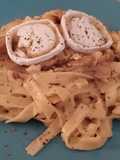 Tagliatella con salsa de cebollas y setas caramelizadas y queso de cabra