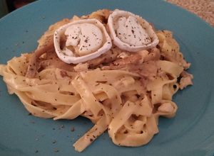 Una foto de Tagliatella con salsa de cebollas y setas caramelizadas y queso de cabra