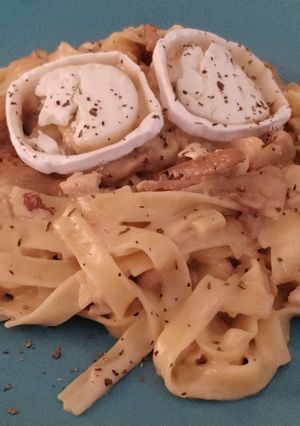 Una foto de Tagliatella con salsa de cebollas y setas caramelizadas y queso de cabra