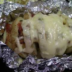 Una foto de Patatas Hasselback al horno, rellenas de bacon y queso