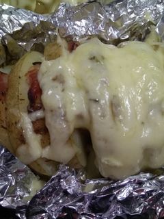 Una foto de Patatas Hasselback al horno, rellenas de bacon y queso