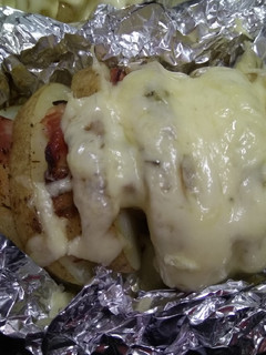 Una foto de Patatas Hasselback al horno, rellenas de bacon y queso