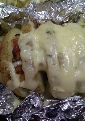 Una foto de Patatas Hasselback al horno, rellenas de bacon y queso