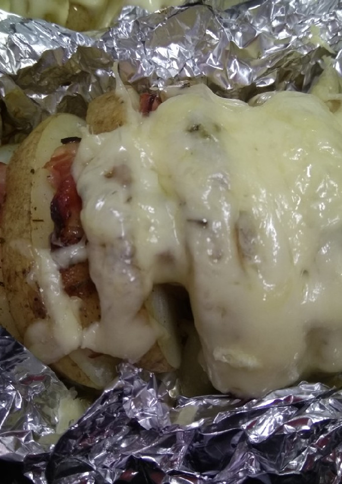 Una foto de Patatas Hasselback al horno, rellenas de bacon y queso