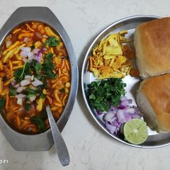A picture of Misal Pav.