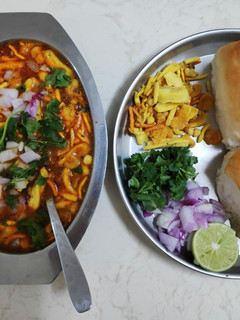 A picture of Misal Pav.