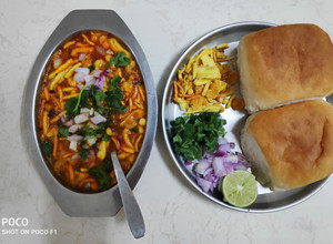 A picture of Misal Pav.