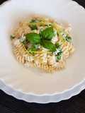 Fusilli con crema di ricotta e piselli