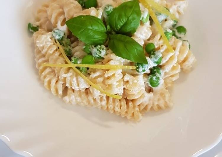 Fusilli con crema di ricotta e piselli