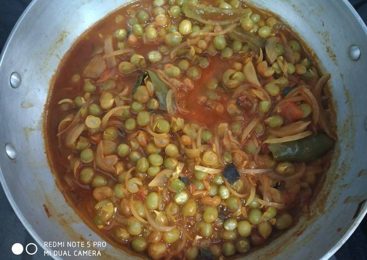 Get Breakfast of Green Peas Masala Curry
