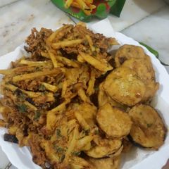 A picture of Aloo ke pakory with bengan.