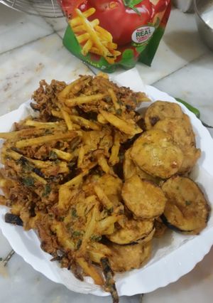 A picture of Aloo ke pakory with bengan.