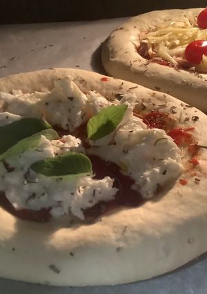 Une photo de Pizza 🍕 façon pâte 🥣poolish 🔥à la napolitaine 🌶