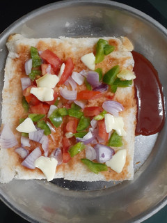બ્રેડ પીઝા (Bread Pizza Recipe in Gujarati) રેસીપી મુખ્ય ફોટો
