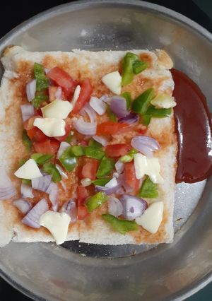 બ્રેડ પીઝા (Bread Pizza Recipe in Gujarati) રેસીપી મુખ્ય ફોટો