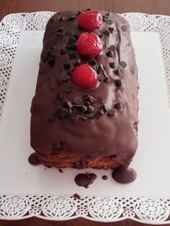 Una foto de Budín con chips y cerezas
