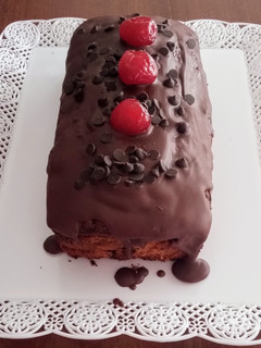 Una foto de Budín con chips y cerezas