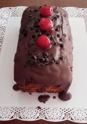 Una foto de Budín con chips y cerezas
