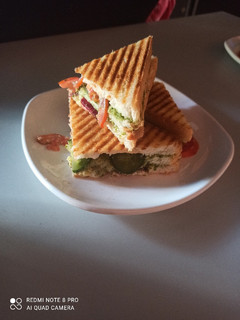 ગ્રીલ સેન્ડવીચ (Grilled Sandwich Recipe In Gujarati) રેસીપી મુખ્ય ફોટો