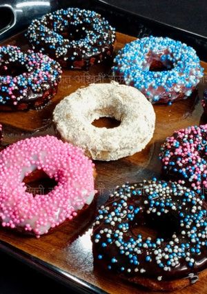 व्होल व्हीट डोनट्स (whole wheat donuts recipe in marathi) रेसिपी चे मुख्य फोटो 