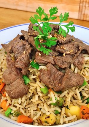 Hình của món Cơm Chiên Bò, Táo và Cà Rốt.