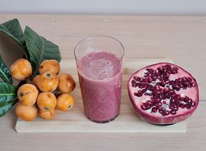 Una foto de Licuado antioxidante de nísperos y granada