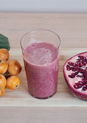 Una foto de Licuado antioxidante de nísperos y granada