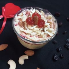 A picture of No bake pudding cake.