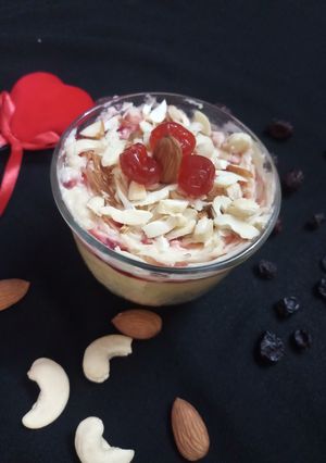 A picture of No bake pudding cake.