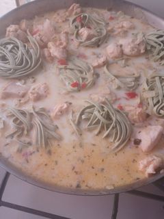 Una foto de Fideos de espinaca con salsa blanca