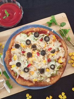 ઇન્સ્ટન્ટ વ્હીટ ફ્લોર પીઝા (Instant Wheat Flour Pizza Recipe in Gujarati) રેસીપી મુખ્ય ફોટો