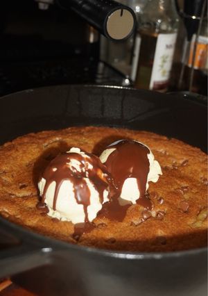 A picture of Gooey Chocolate Chip Skillet Cookie.