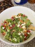 Ensalada templada de garbanzos crujientes y bacon