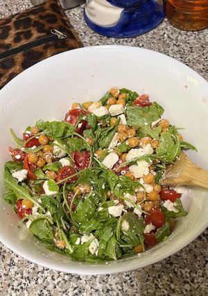 Una foto de Ensalada templada de garbanzos crujientes y bacon