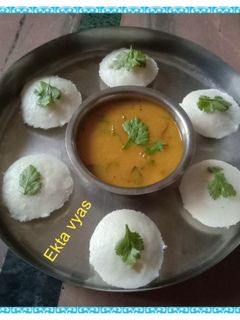 ઈડલી (Idli Recipe In Gujarati) રેસીપી મુખ્ય ફોટો