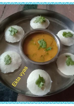 ઈડલી (Idli Recipe In Gujarati) રેસીપી મુખ્ય ફોટો