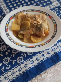 Una foto de Merluza a la sidra con almejas y patatas