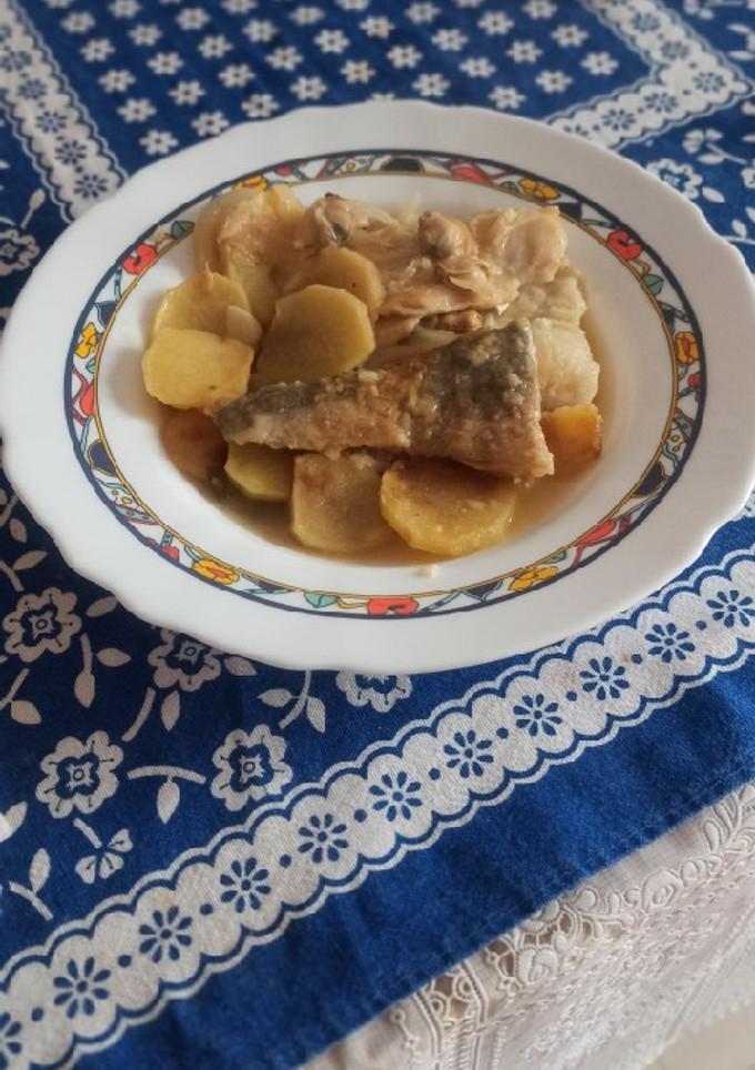 Una foto de Merluza a la sidra con almejas y patatas