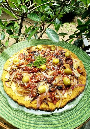 Una foto de Pizza 🍕de quinoa y zanahoria con cherrys🍅 caramelizados