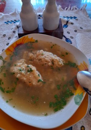 O poză a rețetei Supă de ciolan afumat de casă cu găluște de griș.