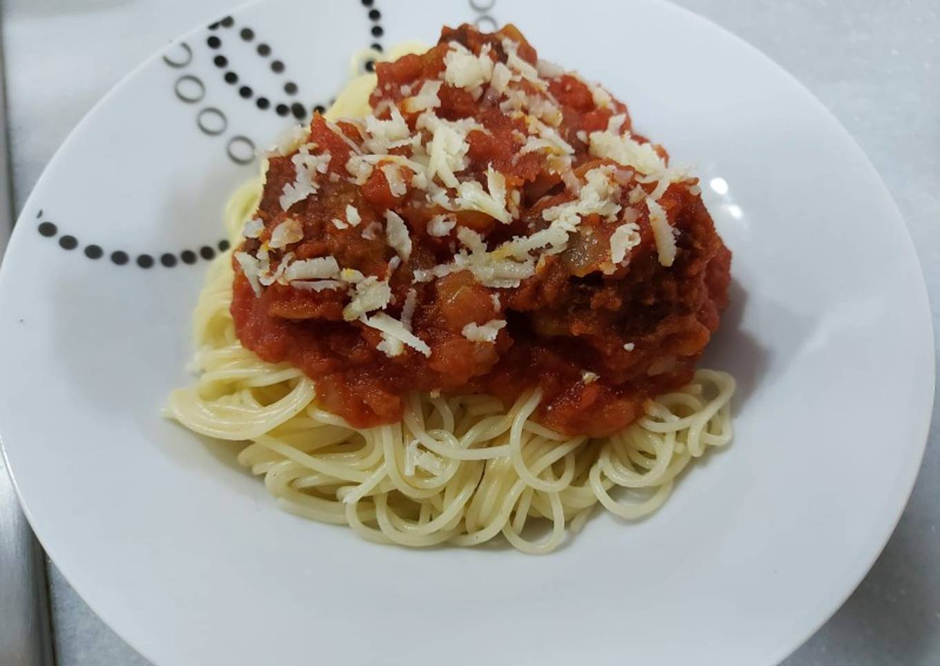 Espaguetis con Tomate y Albóndigas