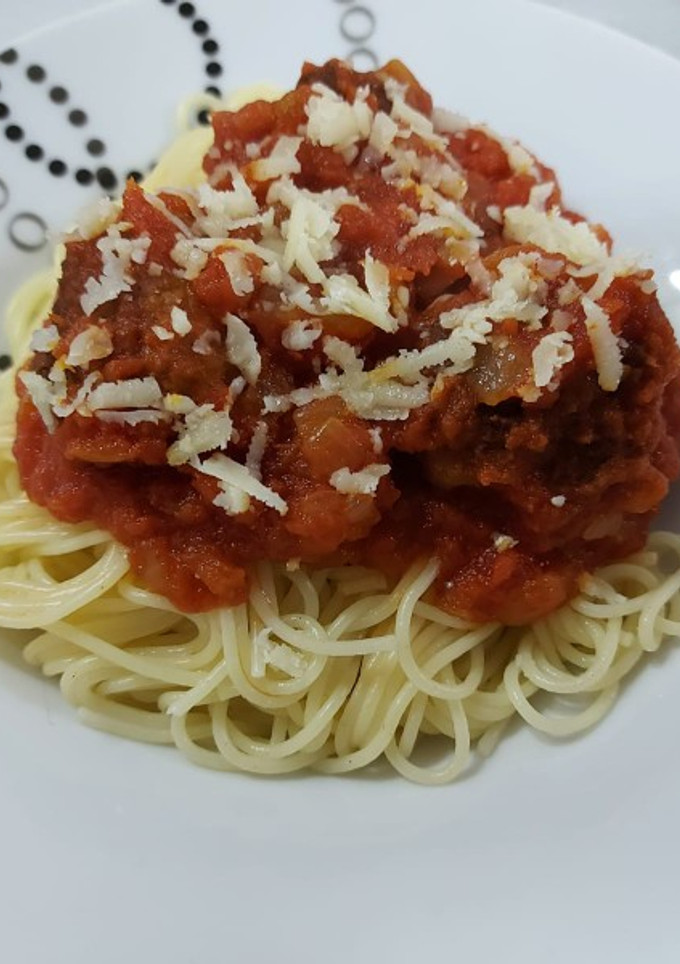 Una foto de Espaguetis con Tomate y Albóndigas