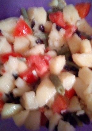 Una foto de Ensalada de papas, chauchas y porotos negros