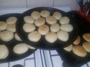 Una foto de pan para pernil con aceite